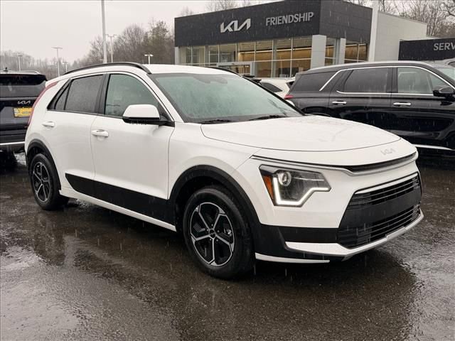 Used 2025 Kia Niro LX image 11