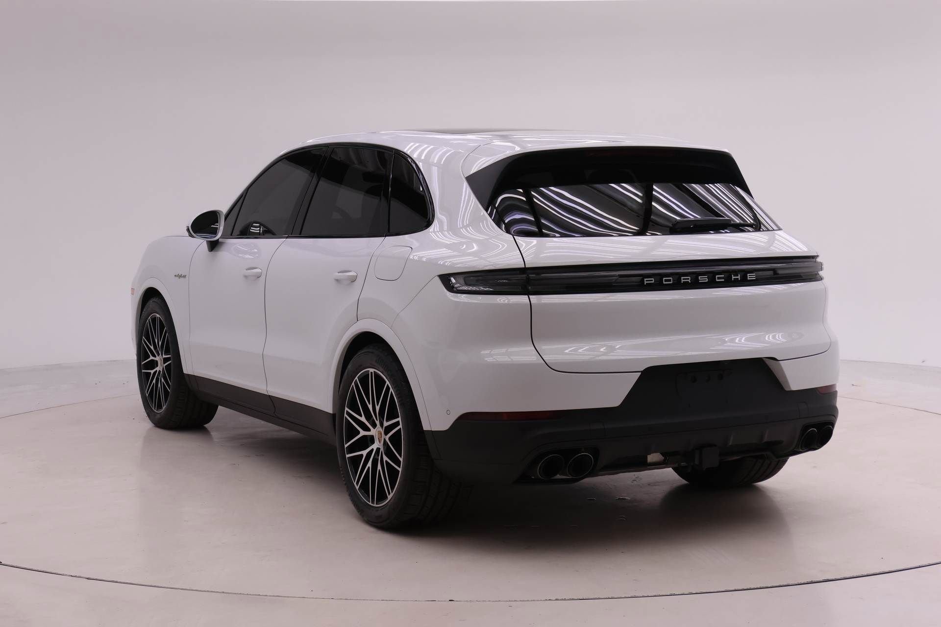 Certified 2025 Porsche Cayenne S image 3