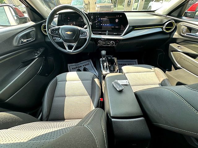 Used 2024 Chevrolet Trax LT w/ Sunroof Package FWD image 27