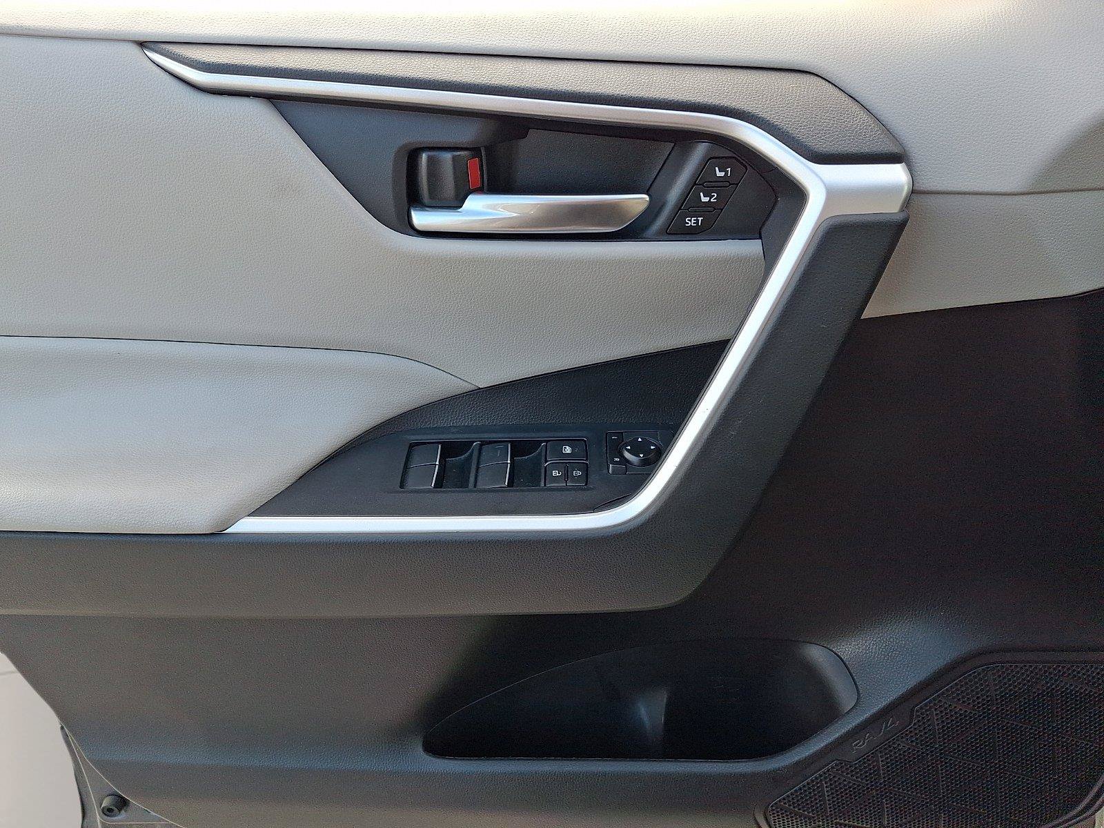 Used 2020 Toyota RAV4 XLE Premium FWD image 12