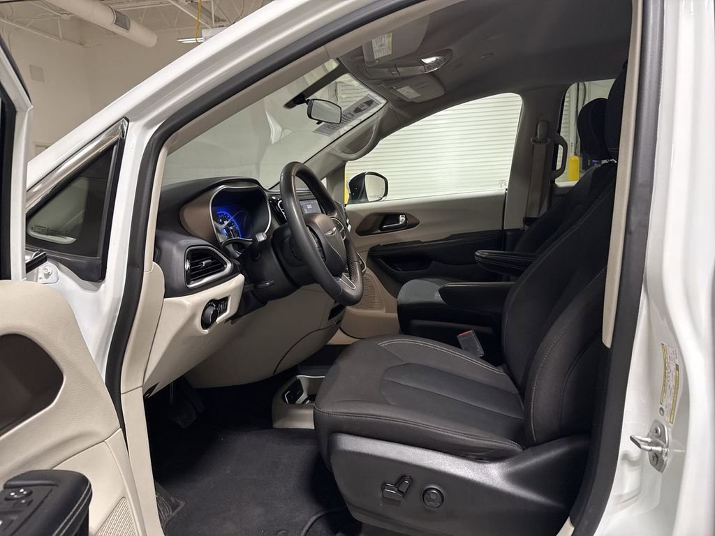Used 2022 Chrysler Voyager LX image 19