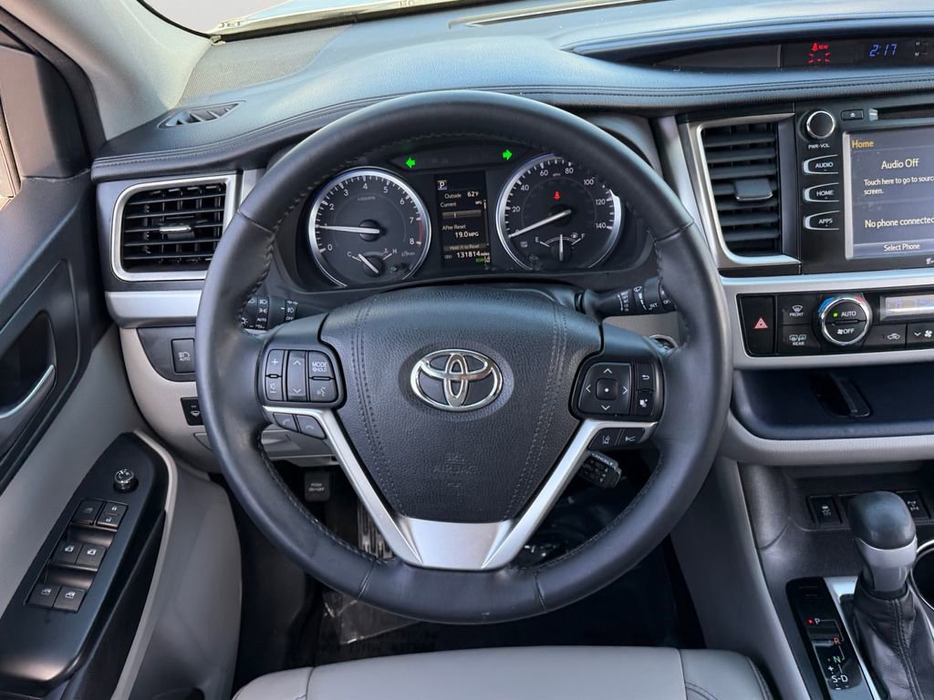 Used 2017 Toyota Highlander XLE w/ Carpet Mat Package image 17