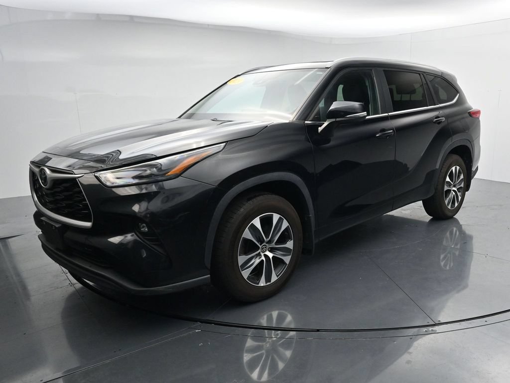 Used 2023 Toyota Highlander XLE AWD/4WD image 4