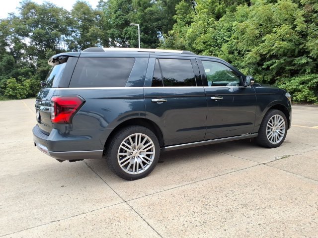 Used 2022 Ford Expedition Limited AWD/4WD image 5