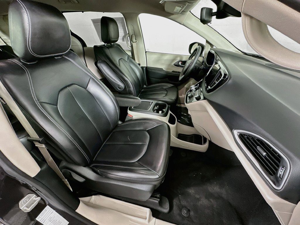 Certified 2023 Chrysler Pacifica Touring-L FWD image 39