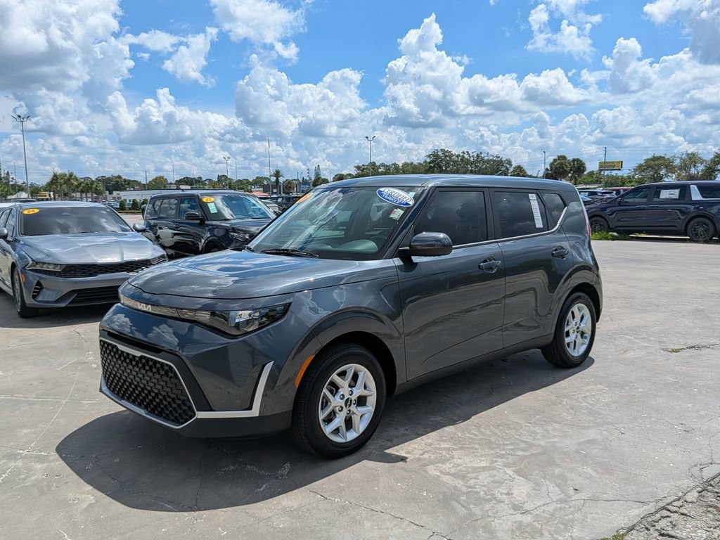 Certified 2025 Kia Soul LX w/ LX Technology Package FWD image 4