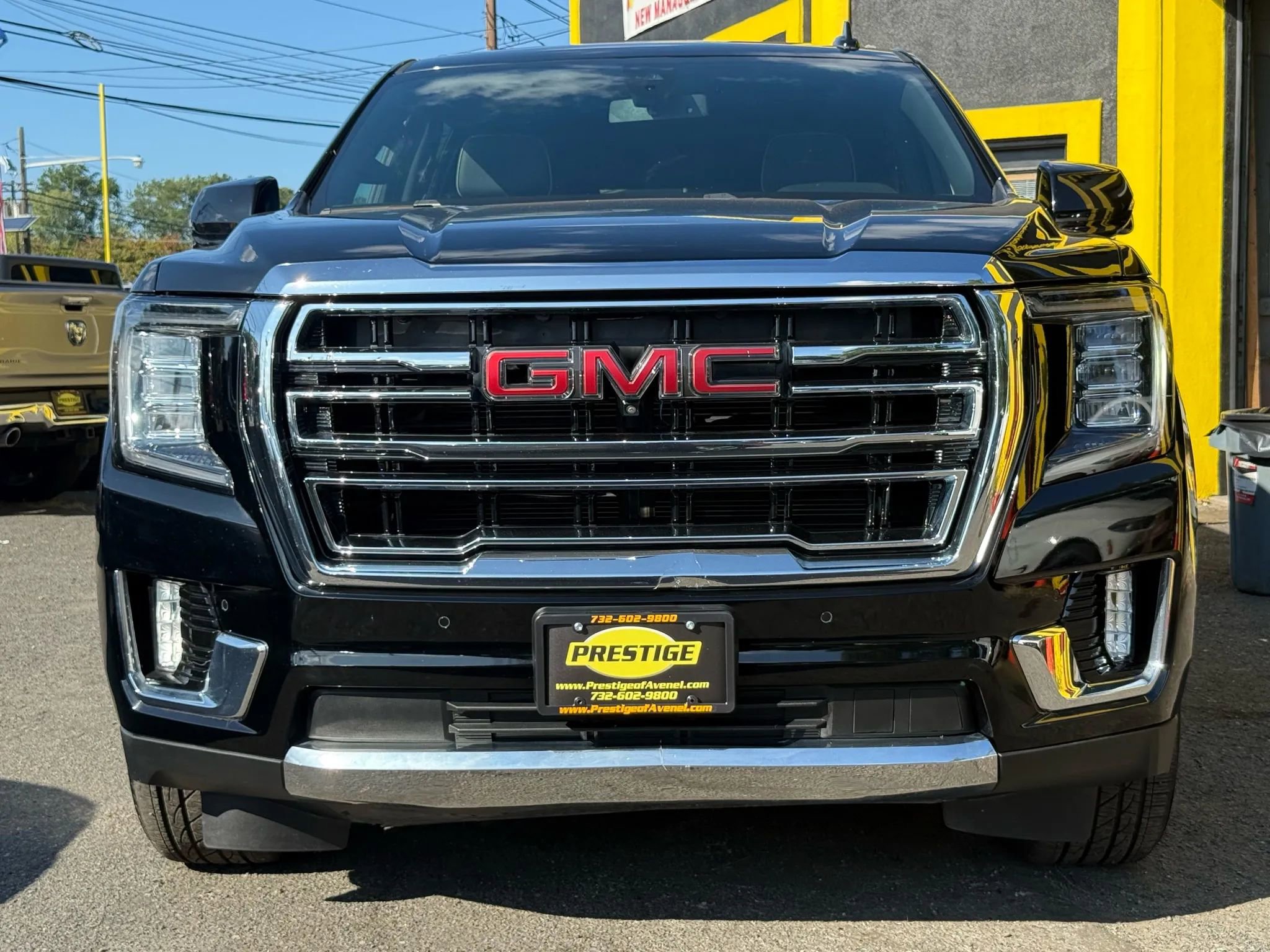 Used 2021 GMC Yukon XL SLT w/ SLT Premium Package image 2