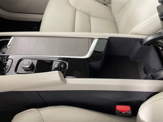 Certified 2025 Volvo XC90 T8 Plus w/ Protection Package Premier AWD/4WD image 34