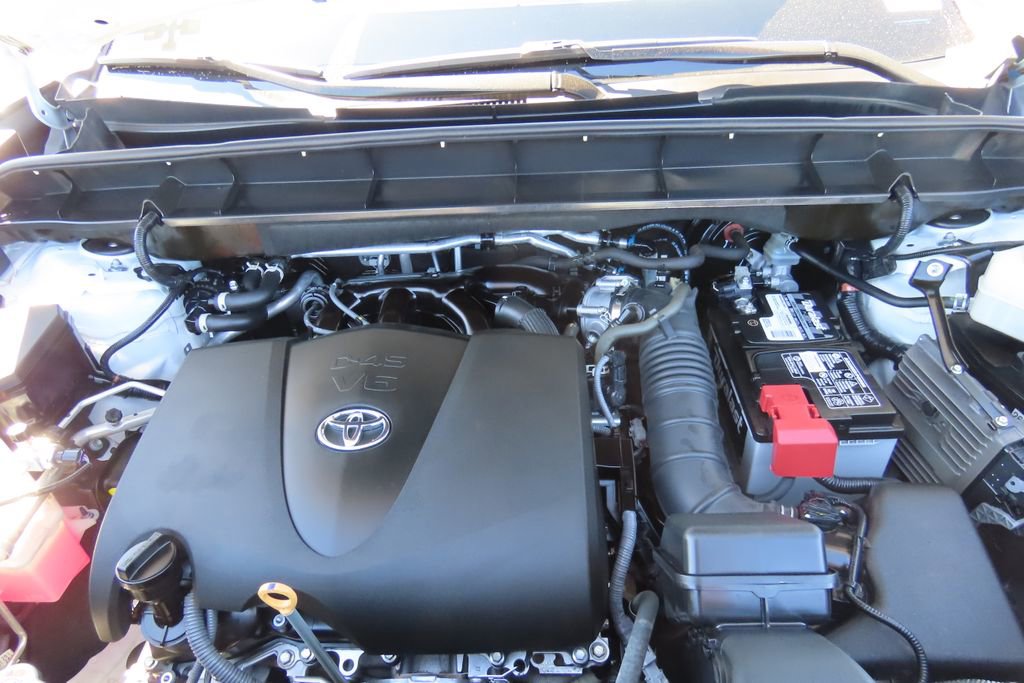 Certified 2022 Toyota Highlander L image 28