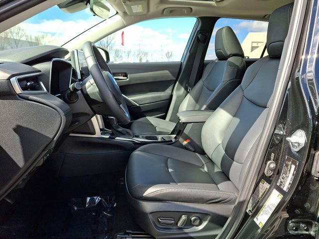Used 2024 Toyota Corolla Cross XLE w/ Convenience Package image 13