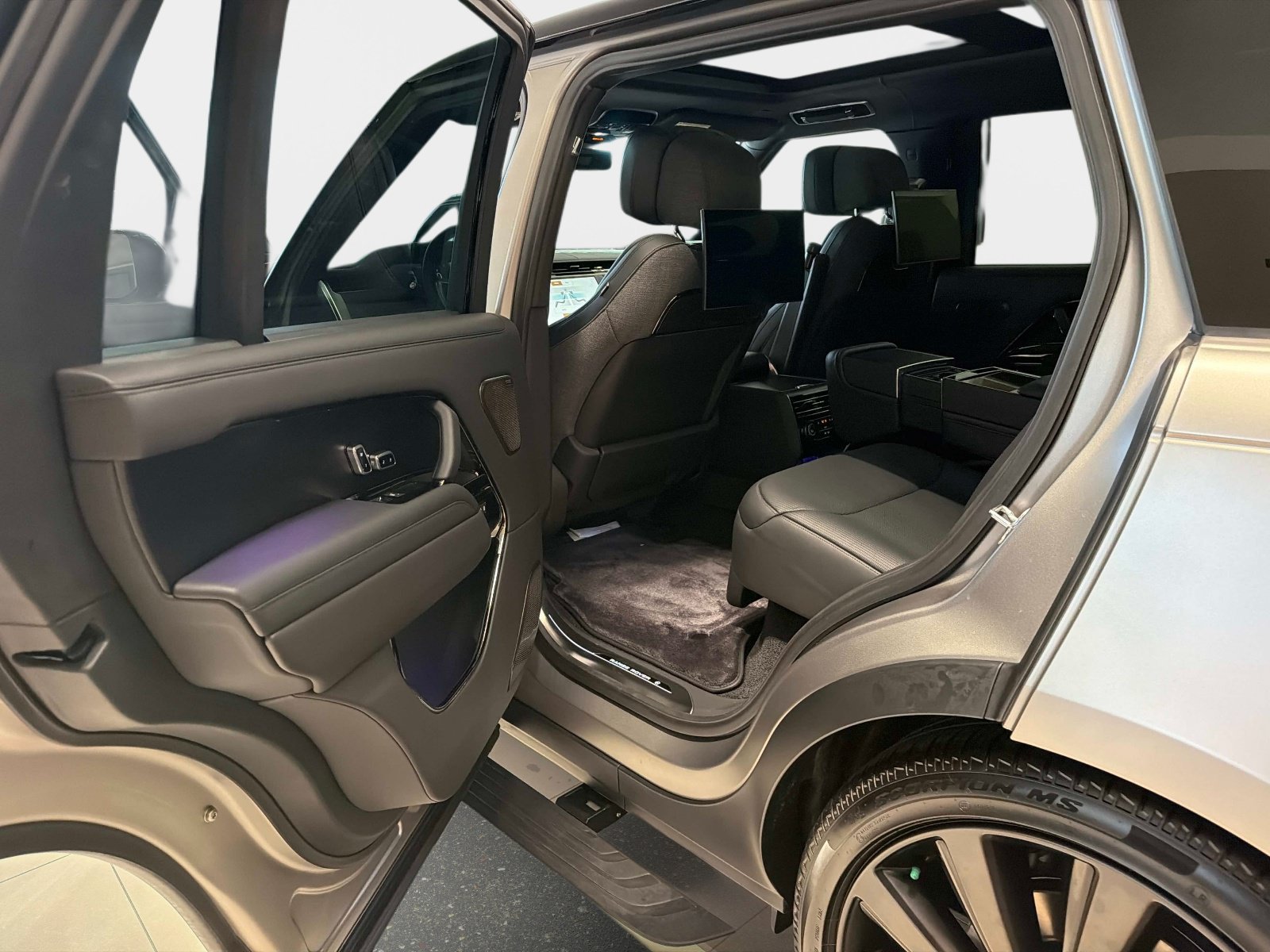 New 2026 Land Rover Range Rover SV AWD/4WD image 13