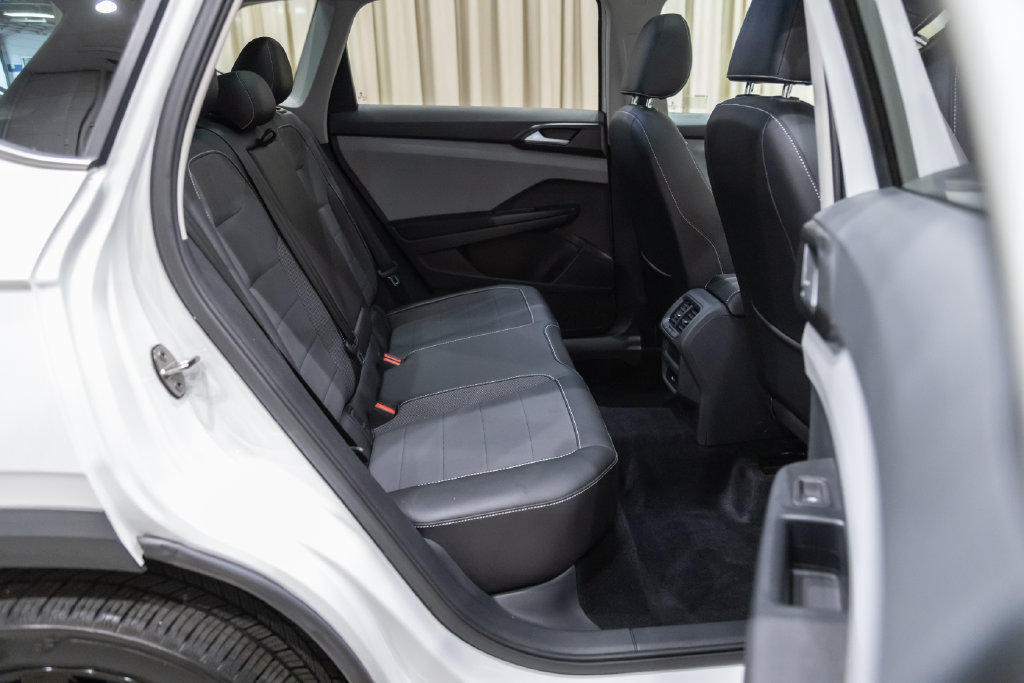 Used 2023 Volkswagen Taos SE w/ Panoramic Sunroof Package AWD/4WD image 16