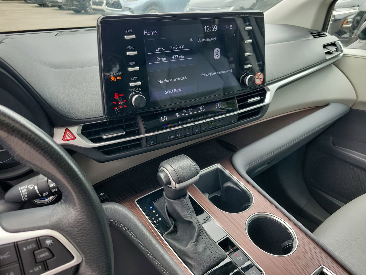 Used 2024 Toyota Sienna XLE FWD image 25