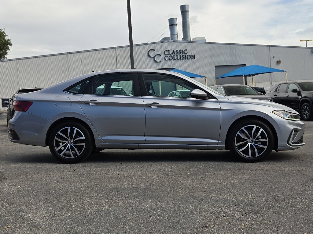 Used 2026 Volkswagen Jetta SE FWD image 5