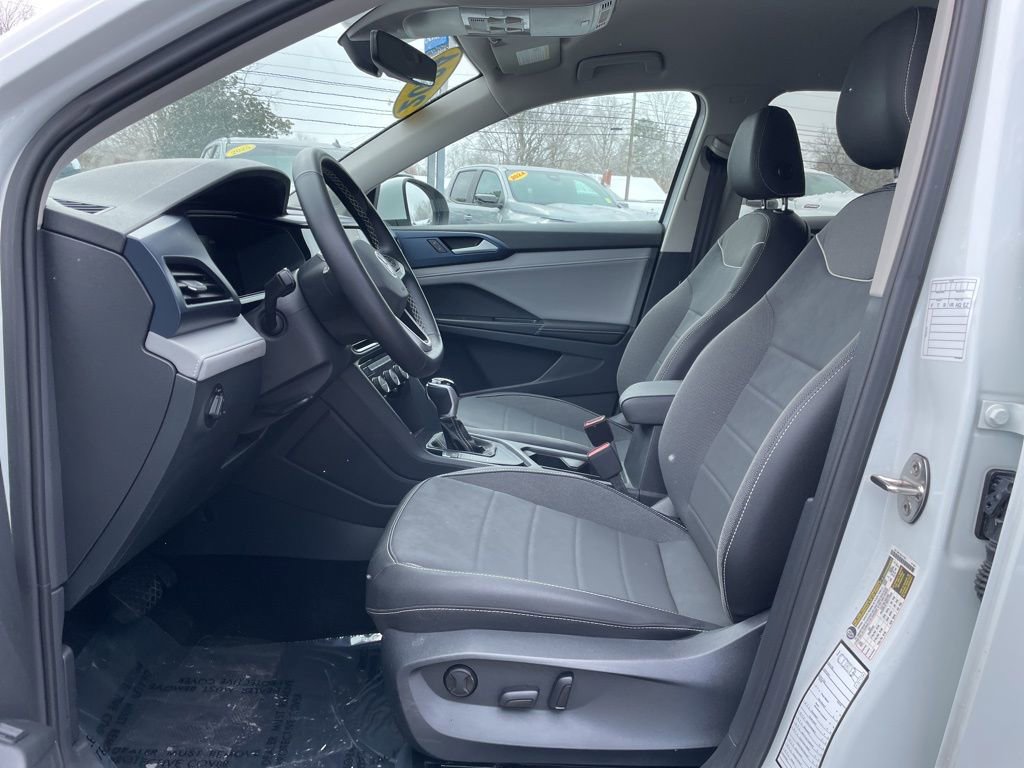 Used 2024 Volkswagen Taos SE image 4