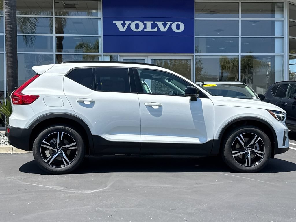 New 2026 Volvo XC40 B5 Core w/ Climate Package AWD/4WD image 6