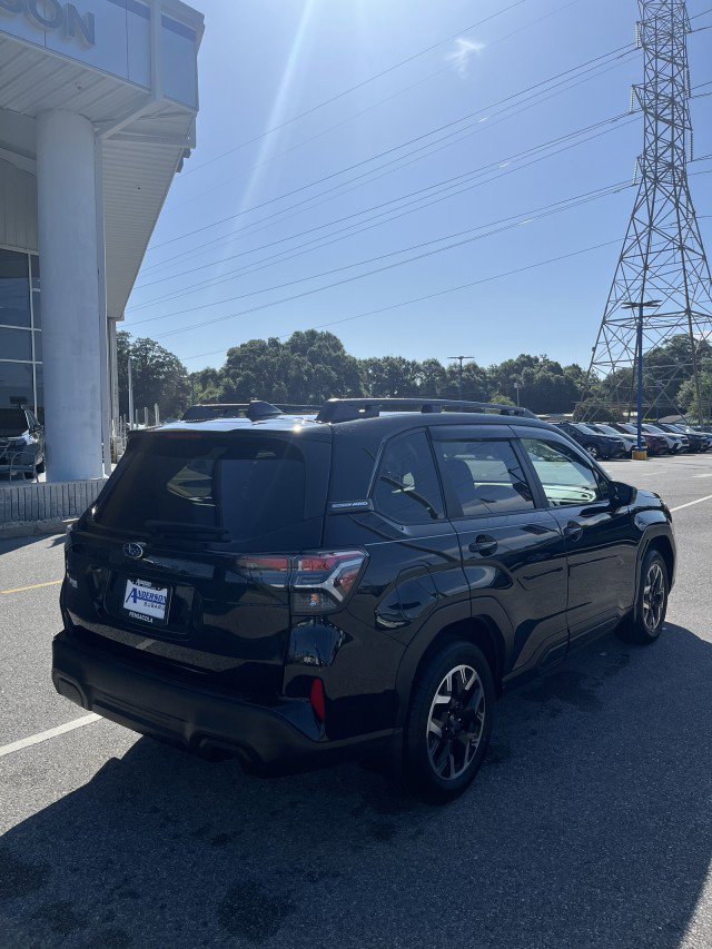 Used 2025 Subaru Forester Premium image 3