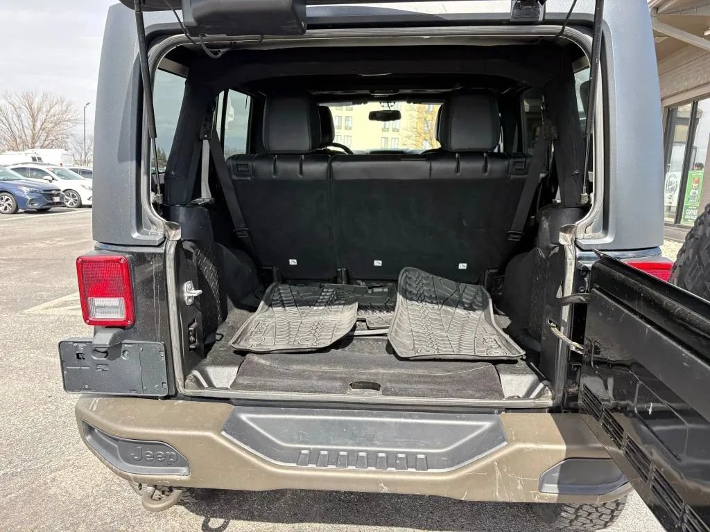 Used 2017 Jeep Wrangler Unlimited Sahara AWD/4WD image 9