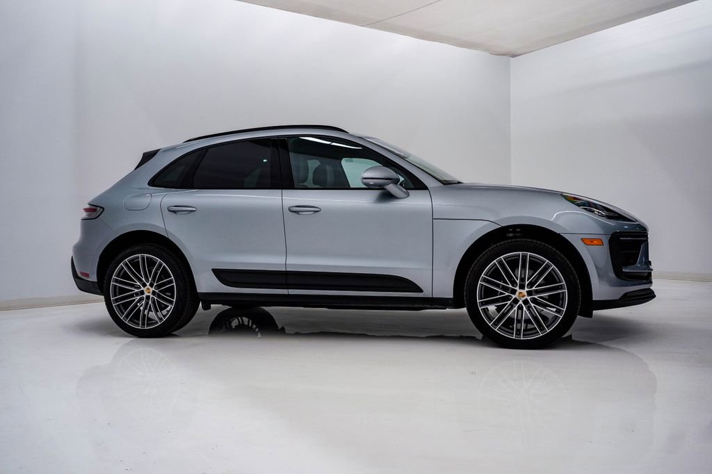 Certified 2026 Porsche Macan AWD/4WD image 9