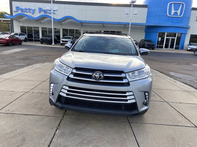 Used 2019 Toyota Highlander XLE image 3