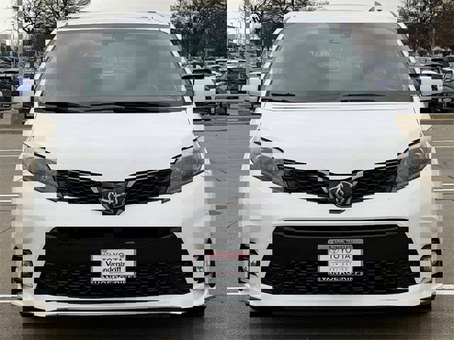 Used 2018 Toyota Sienna SE image 8