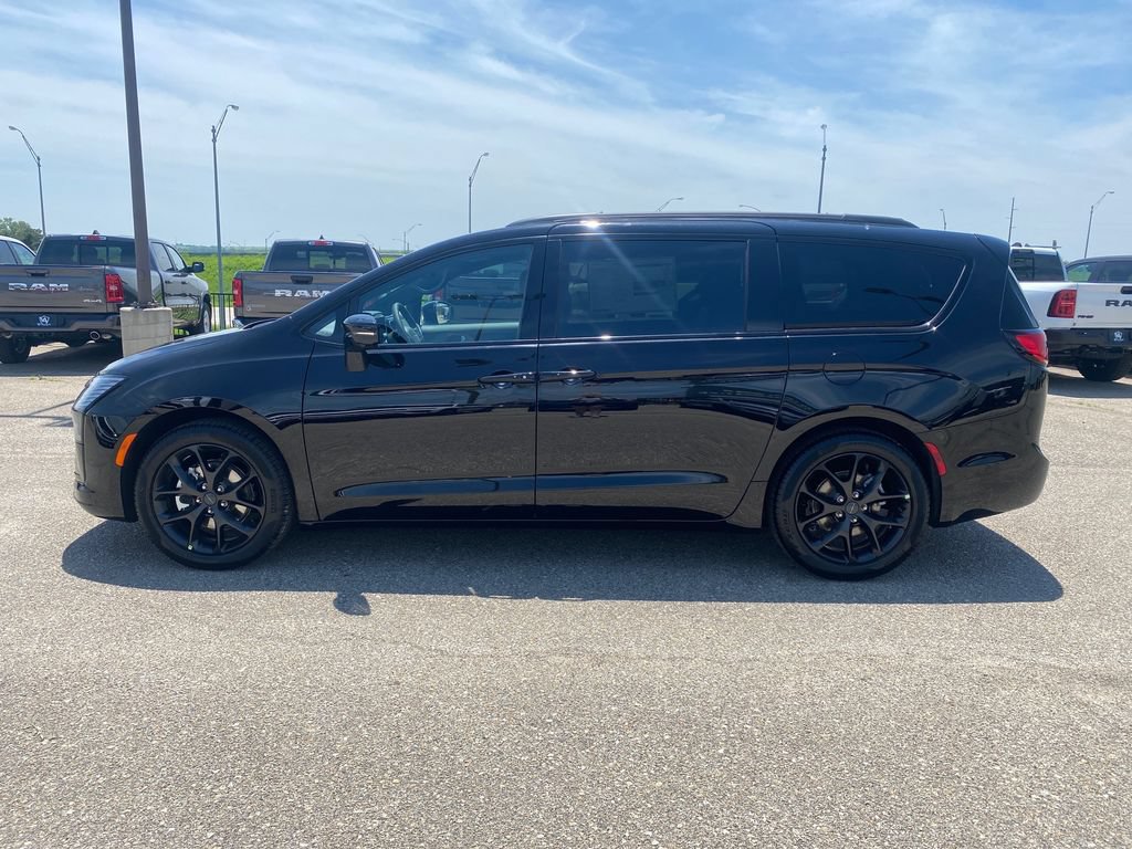 New 2027 Chrysler Pacifica Limited w/ S Appearance Package FWD image 3