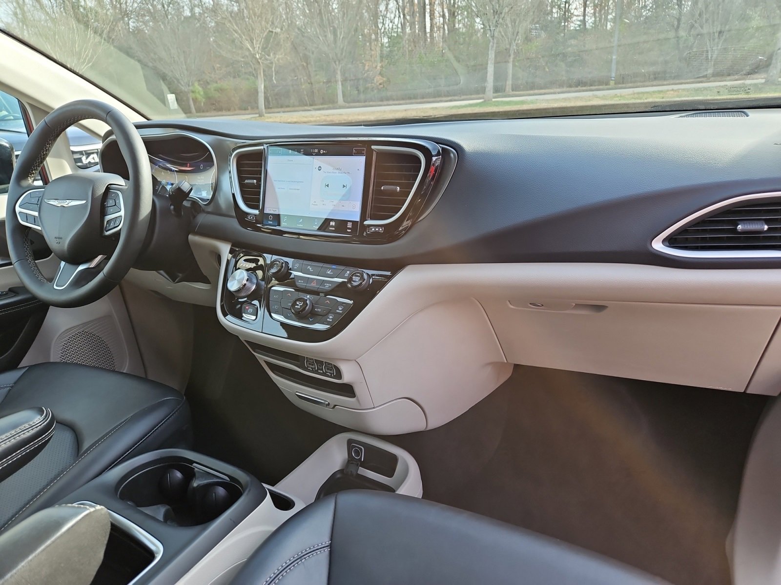 Used 2024 Chrysler Pacifica Touring-L image 16