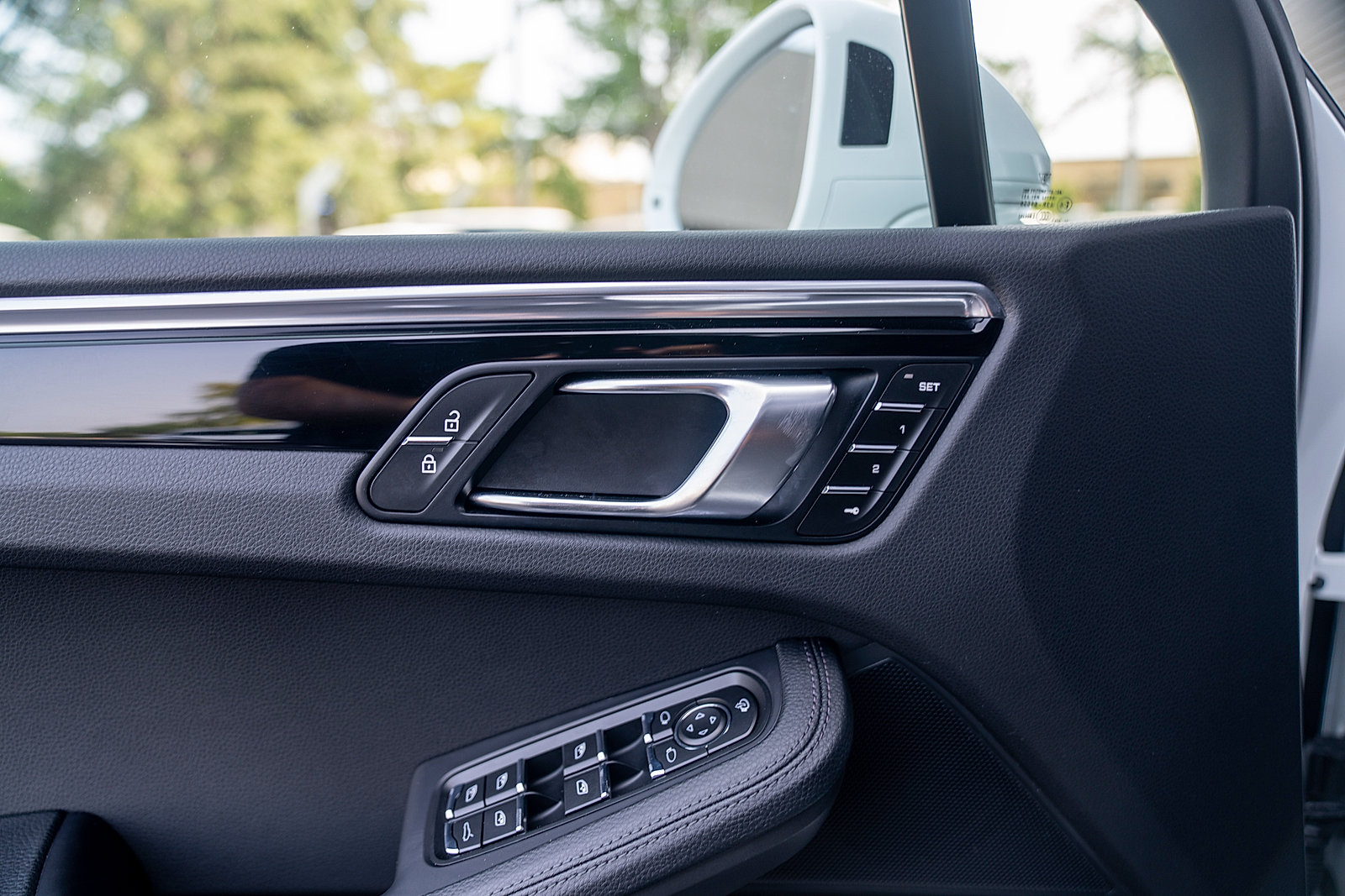 Certified 2025 Porsche Macan AWD/4WD image 17
