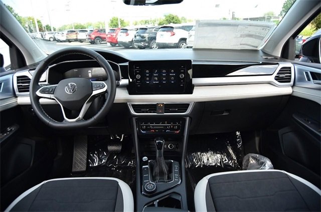 New 2025 Volkswagen Taos SE image 7