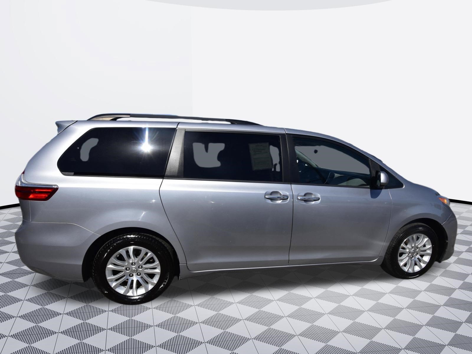 Used 2017 Toyota Sienna XLE FWD image 5