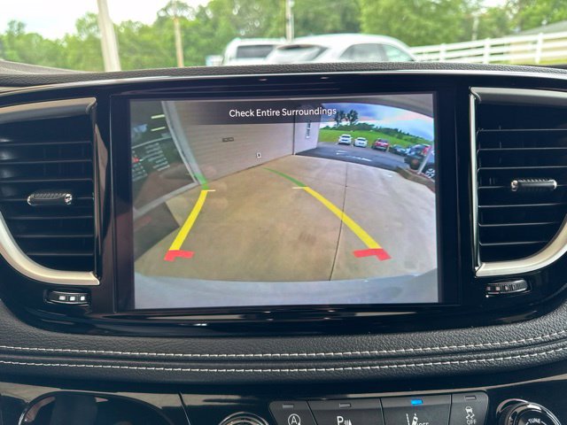 Used 2023 Chrysler Pacifica Touring FWD image 23