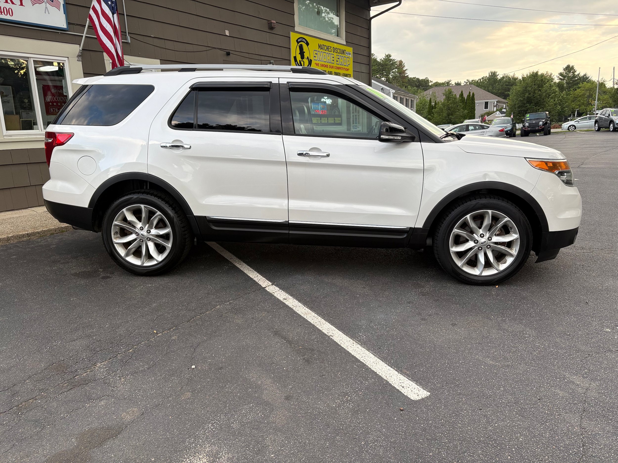 Used 2014 Ford Explorer XLT w/ Equipment Group 202A AWD/4WD image 4