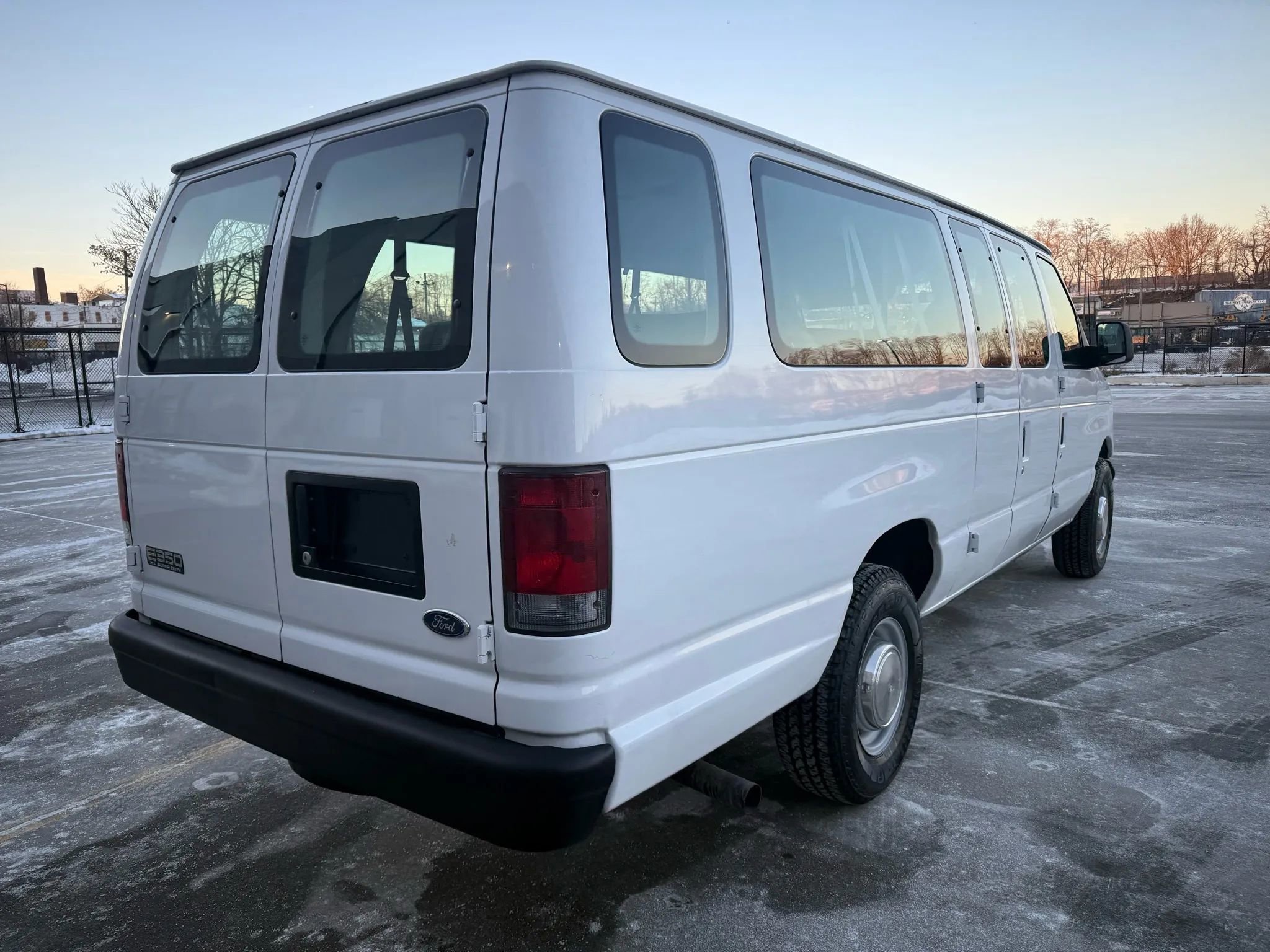 Used 2003 Ford E-350 and Econoline 350 XLT image 8