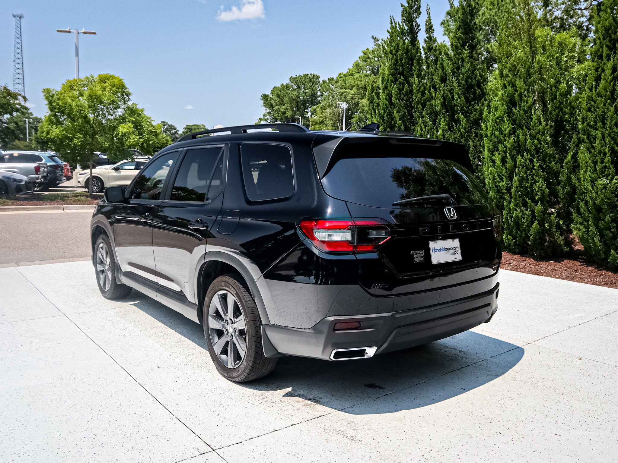 Used 2025 Honda Pilot Sport image 8