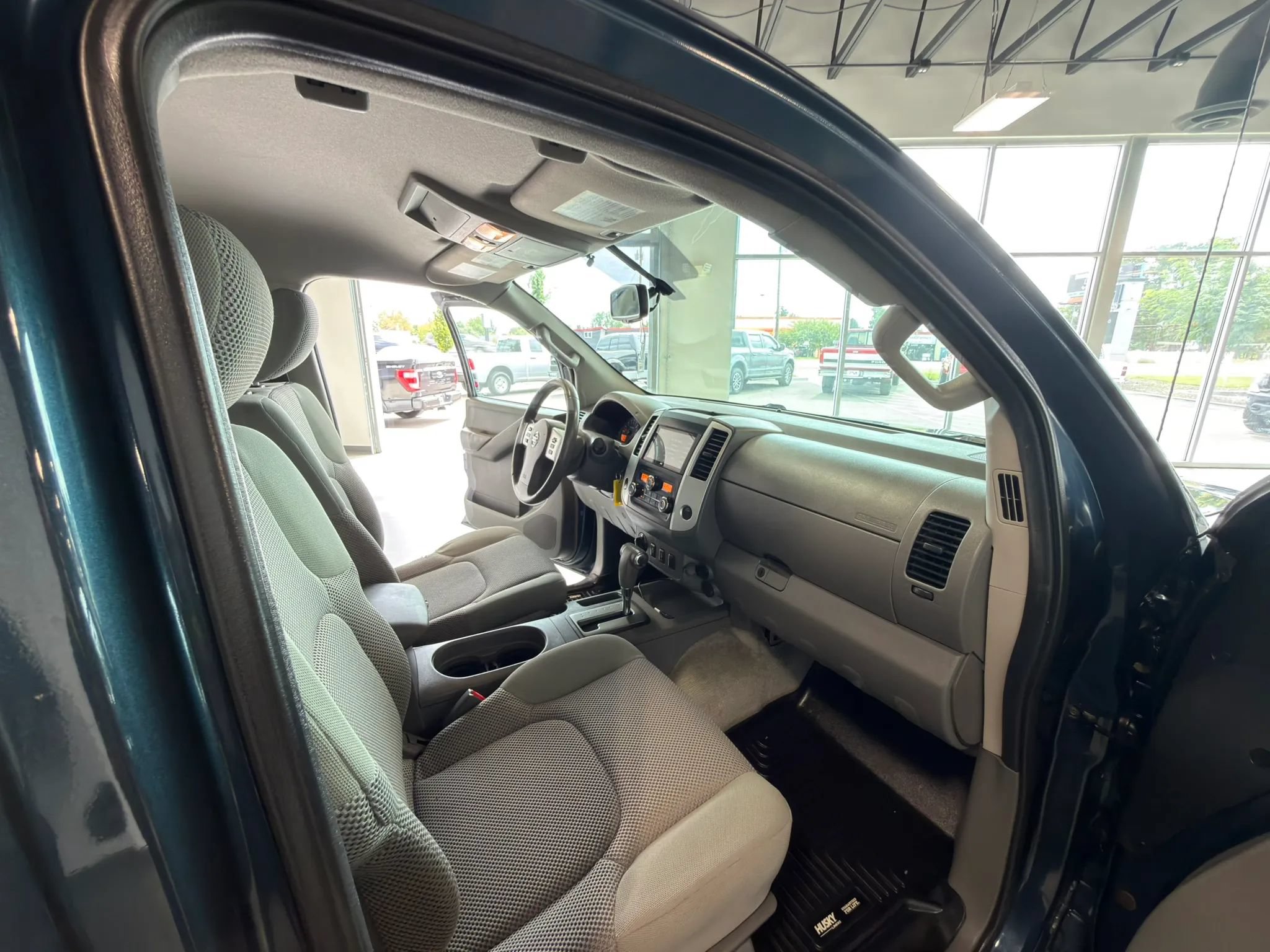 Used 2013 Nissan Frontier SV w/ SV Value Truck Pkg AWD/4WD image 19