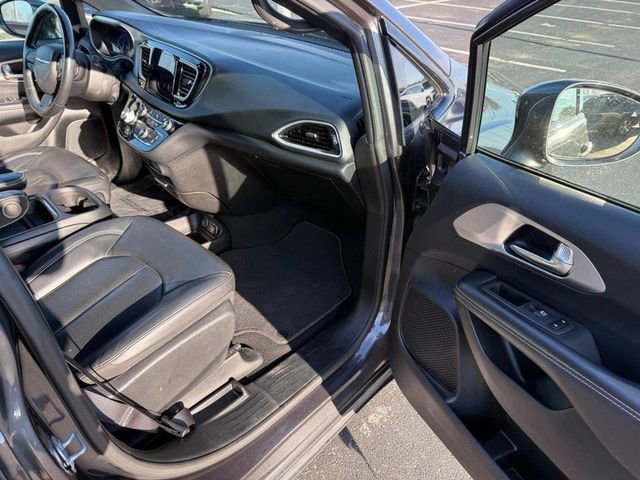 Used 2020 Chrysler Pacifica Touring-L AWD/4WD image 16