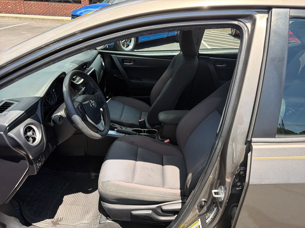 Used 2018 Toyota Corolla LE FWD image 27