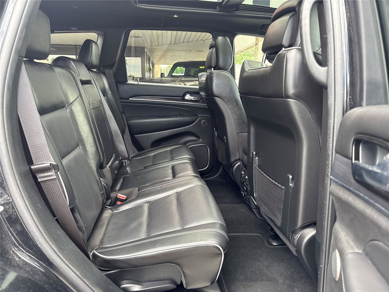 Used 2020 Jeep Grand Cherokee Overland AWD/4WD image 32