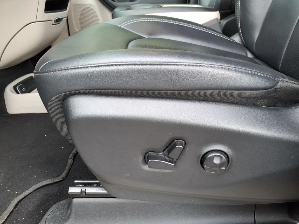 Used 2024 Chrysler Pacifica Touring-L FWD image 16