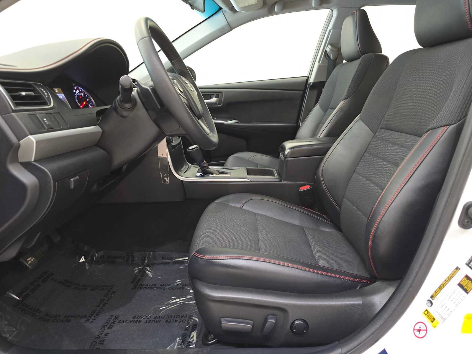 Used 2016 Toyota Camry SE w/ Moonroof Package FWD image 19