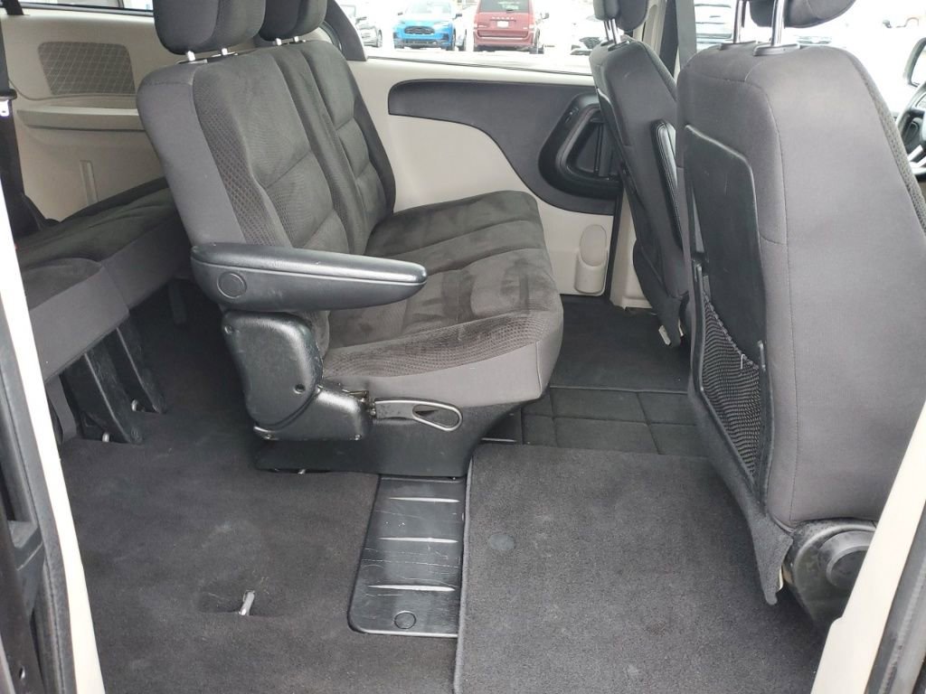 Used 2018 Dodge Grand Caravan SE w/ UConnect Hands-Free Group image 28