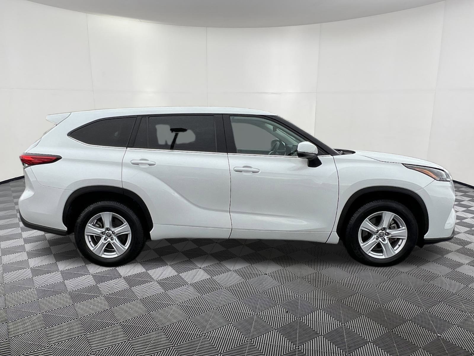 Used 2022 Toyota Highlander L image 7