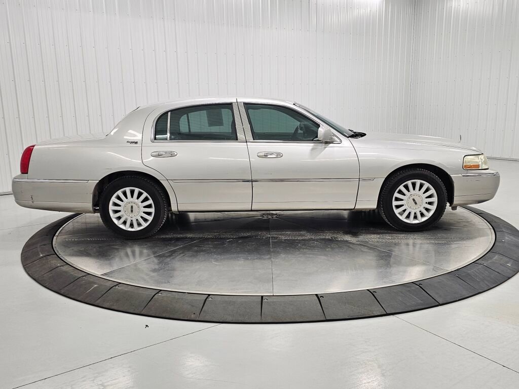 Used 2005 Lincoln Town Car Signature Limited image 6