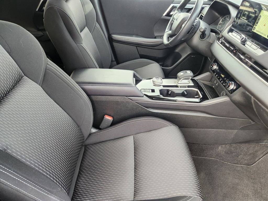 Used 2025 Mitsubishi Outlander ES image 14