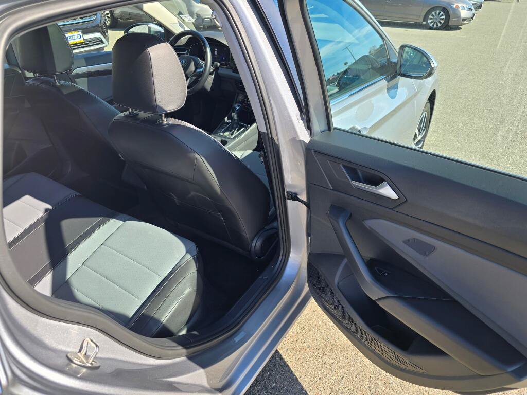 Used 2025 Volkswagen Jetta SE FWD image 13