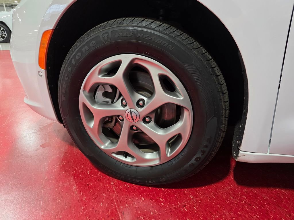 Used 2024 Chrysler Pacifica Limited image 10