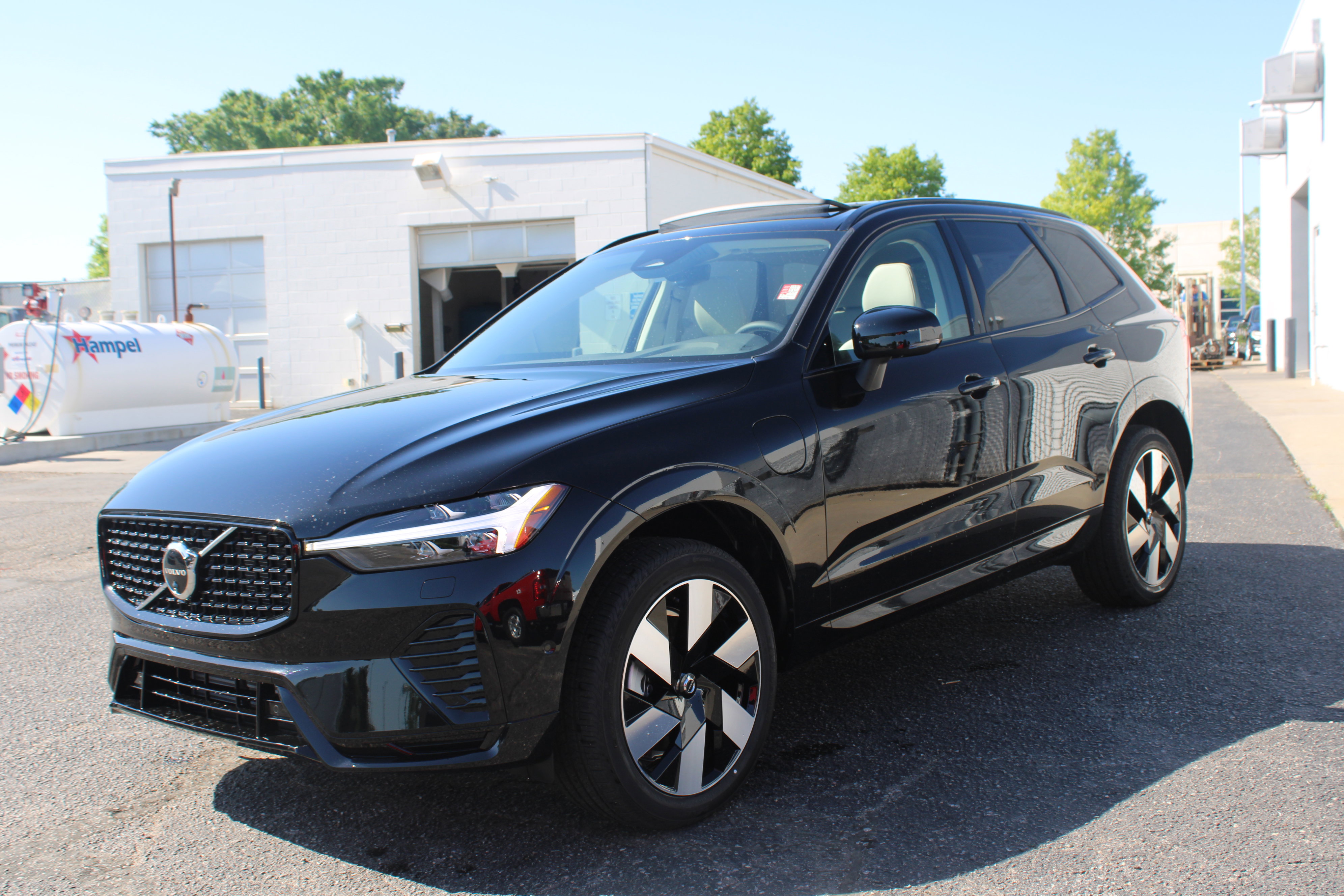 New 2025 Volvo XC60 T8 Plus w/ Protection Package Premier AWD/4WD image 7