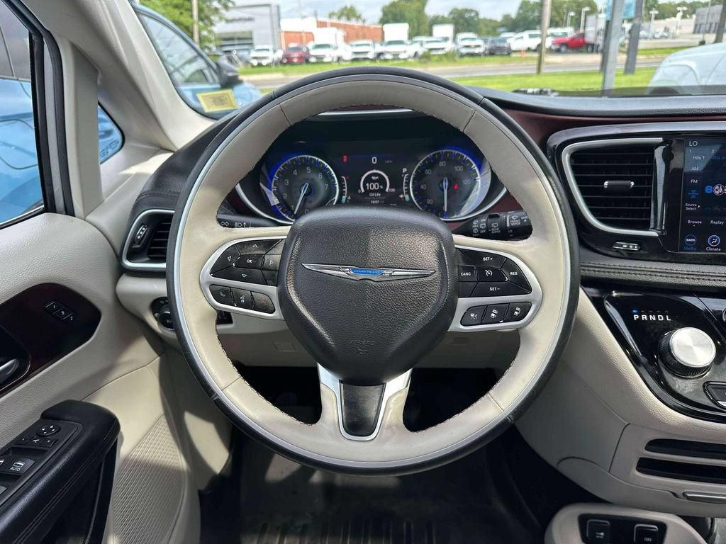 Used 2020 Chrysler Pacifica Limited w/ Advanced Safetytec Group FWD image 12