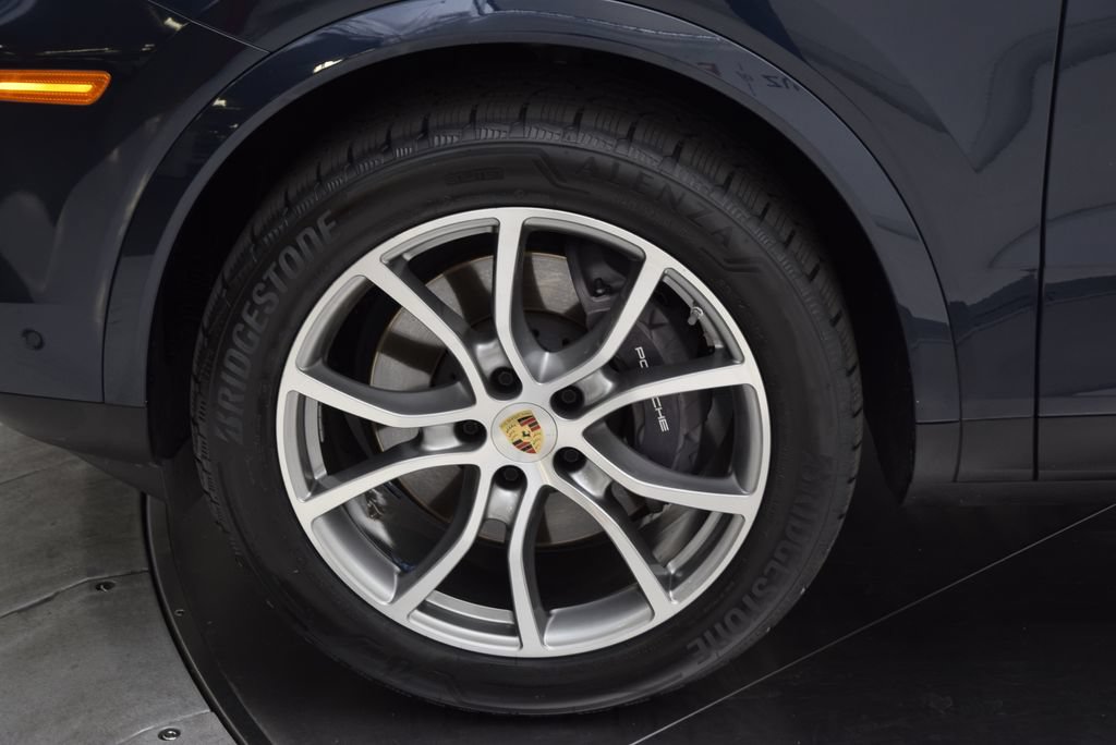 Used 2024 Porsche Cayenne AWD/4WD image 12