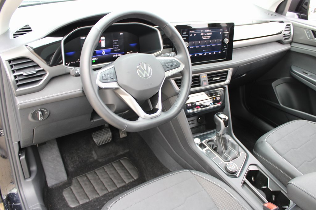 Certified 2025 Volkswagen Taos SE image 8